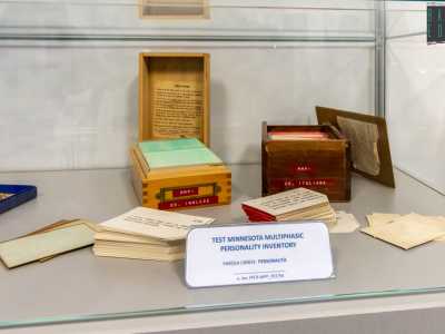 Concludiamo la visita al museo con il Test Minnesota. Si tratta di una scatola di legno che contiene una serie di cartoncini sui quali si leggono domande poste per misurare le diverse funzioni cognitive 